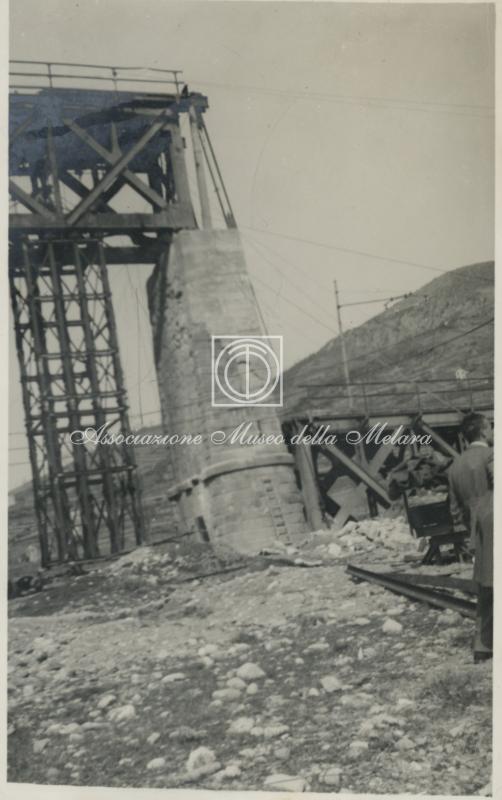 Pilastro del ponte ferroviario, vista dal basso