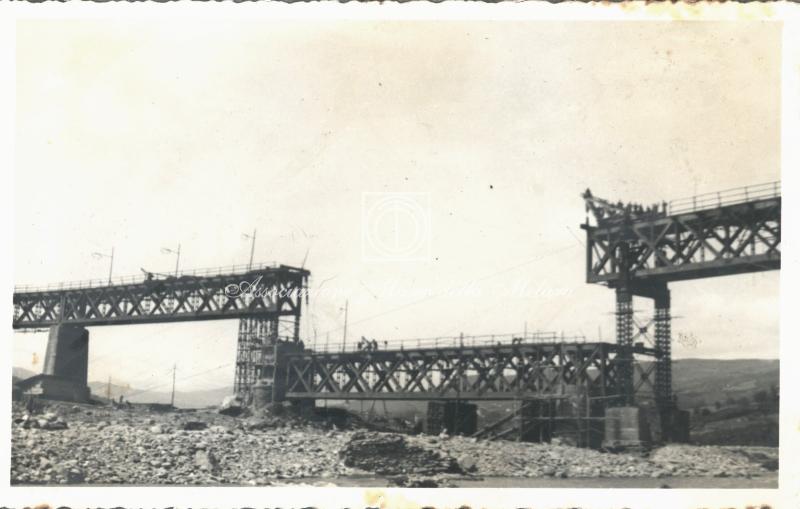 Travata in riparazione - vista laterale