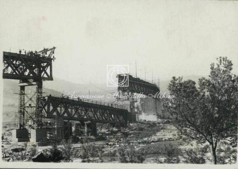 Veduta del ponte ferroviario in riparazione