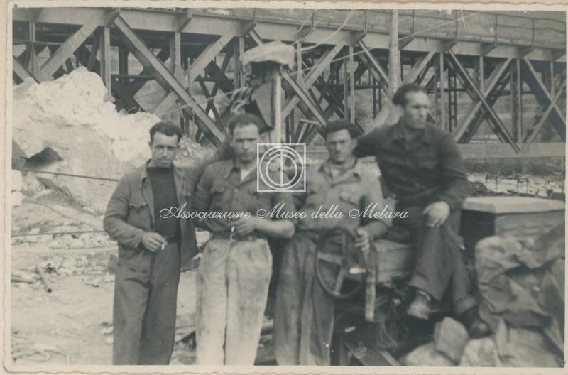 Ritratto di operai e addetti ai lavori durante una pausa