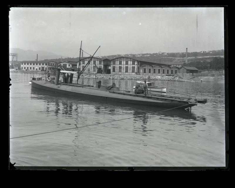 Marinai a bordo di sottomarino all'esterno del Silurificio Whitehead di Fiume
