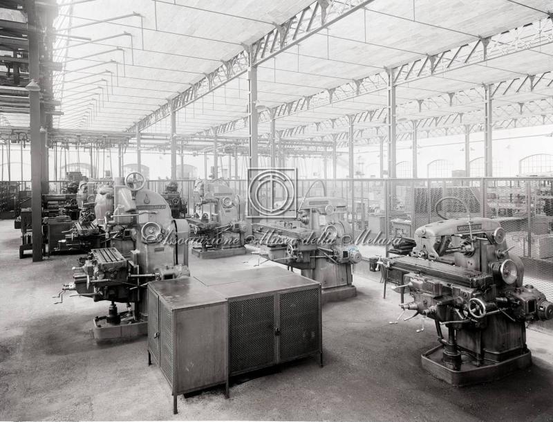 Interno dello stabilimento. Reparto frese