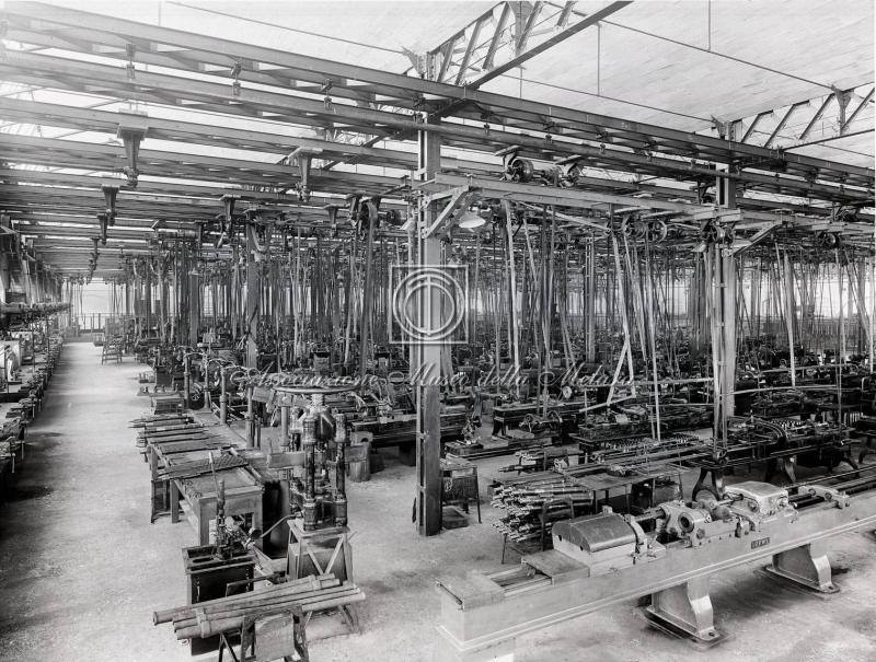 Interno dello stabilimento. Reparto rigatura canne (2)