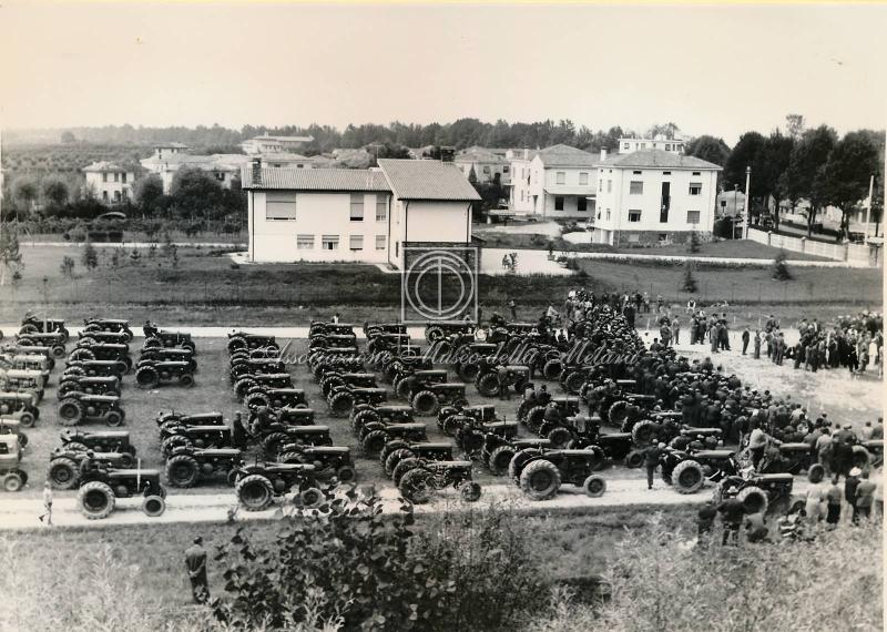 Due visioni del parco trattori (1)