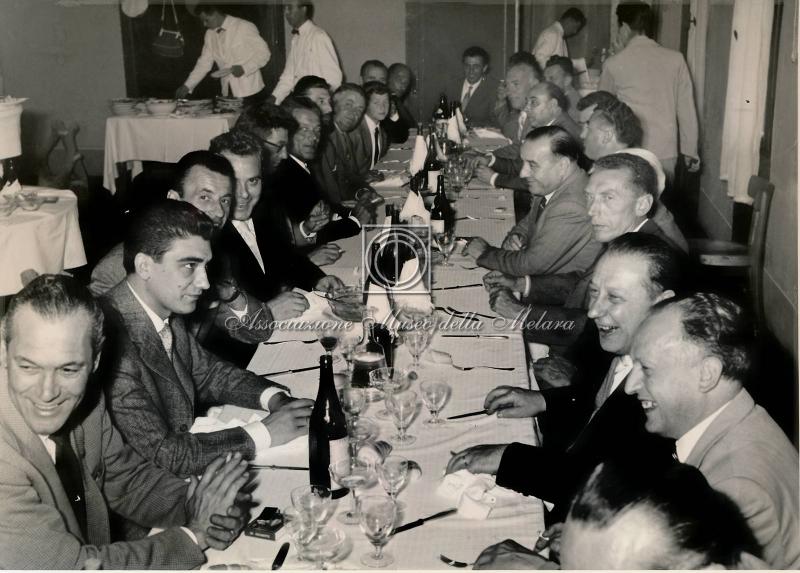 Due tavolate di invitati (1)