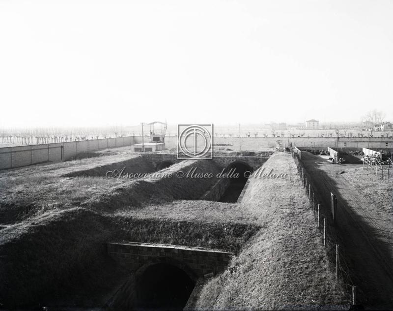 Linea di tiro per medi calibri all'esterno dello stabilimento