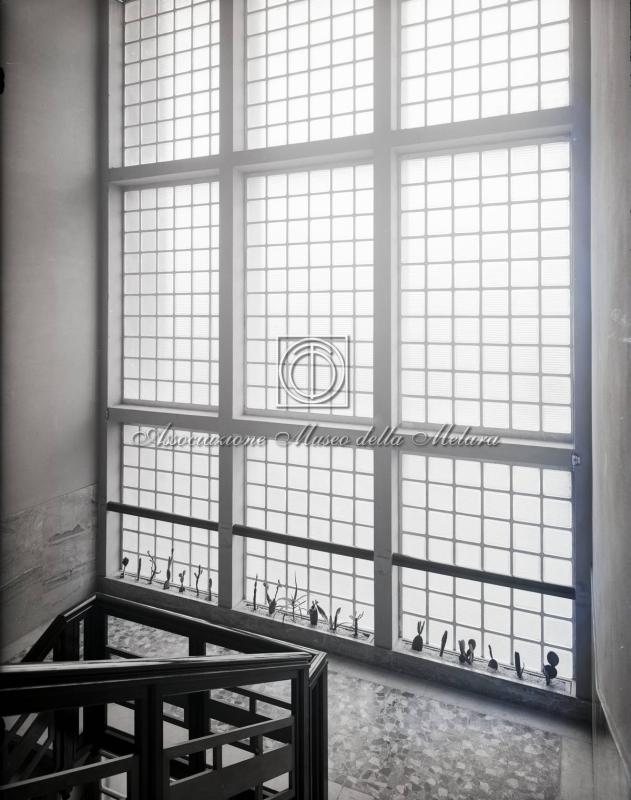 Scala e vetrata di palazzina