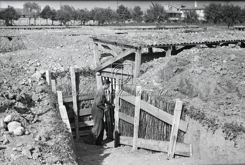 Operaio entra in trincea antiaerea