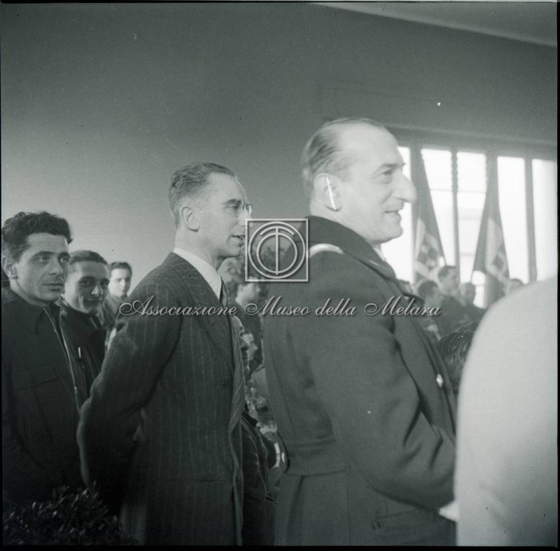 Militari e operai in sala mensa