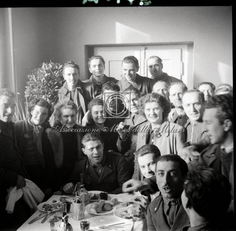 Ritratto di gruppo - Militari, operai e operaie