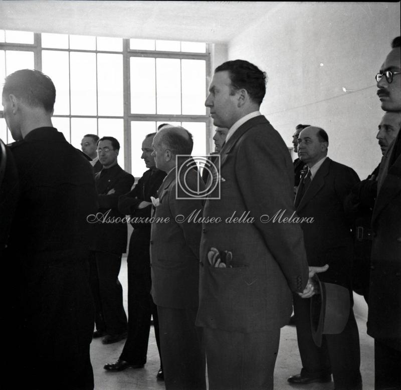 Militari e gerarchi in ascolto nel retropalco