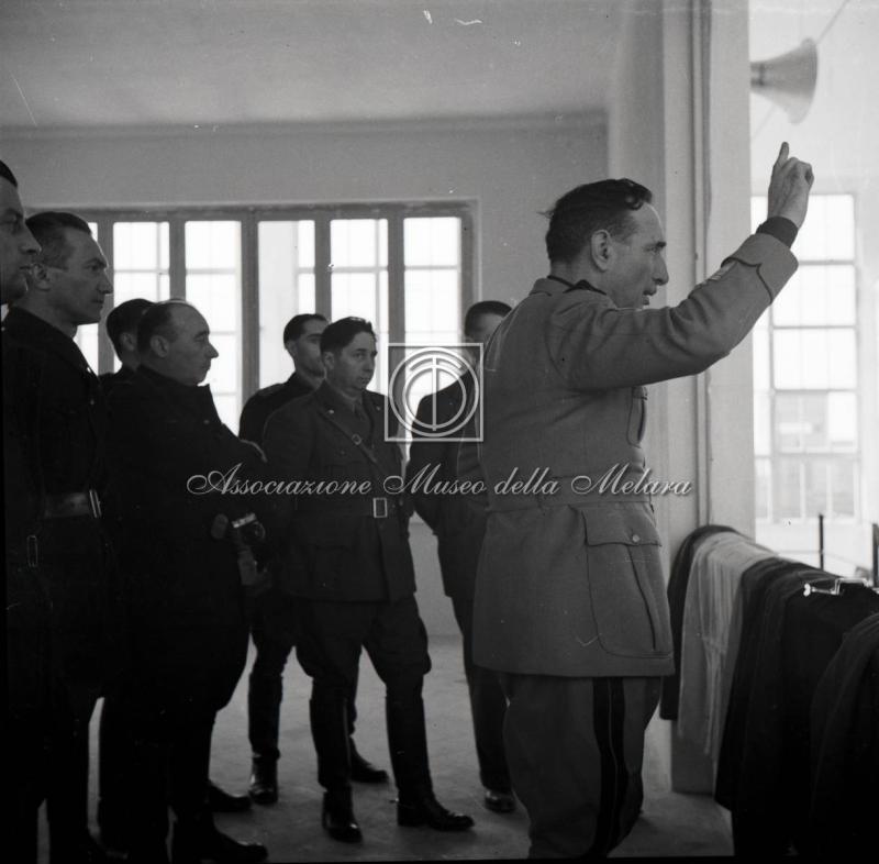 Gerarca impegnato nel discorso con autorità al seguito (2)