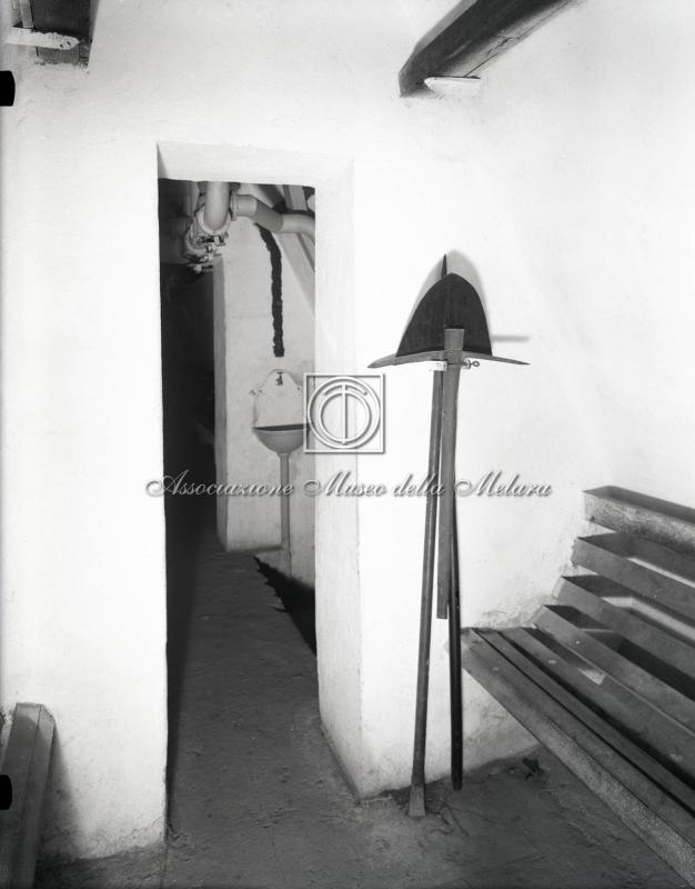 Rifugio ricovero antiaereo dell'infermeria - Attrezzi da sterratore per emergenze