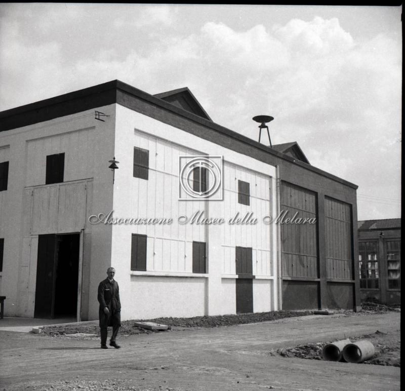 Esterno di stabilimento con operaio