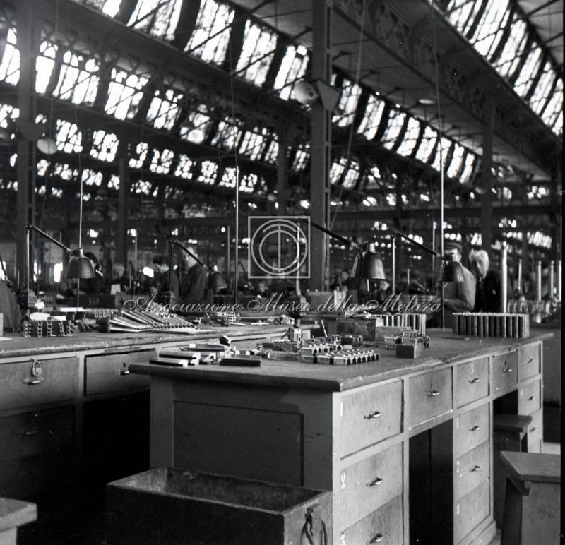 Interno del reparto collaudo con operai sullo sfondo