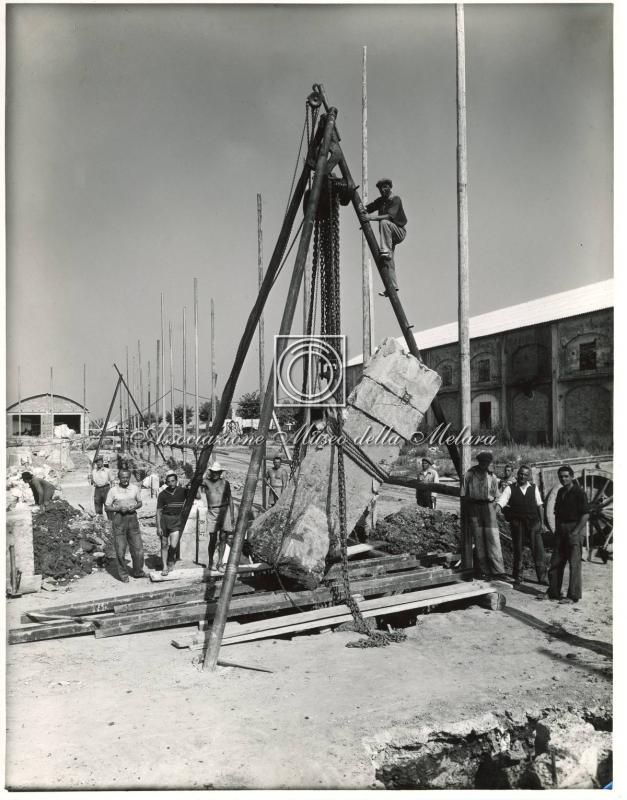 Operai al lavoro per la ricostruzione degli stabilimenti