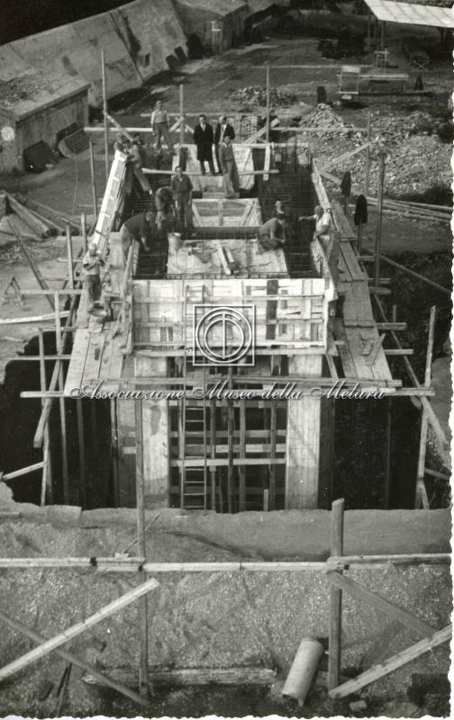 Cantiere di ricostruzione con bunker antiaereo sullo sfondo