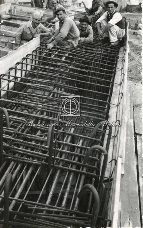 Operai su strutture in ferro per fondazioni