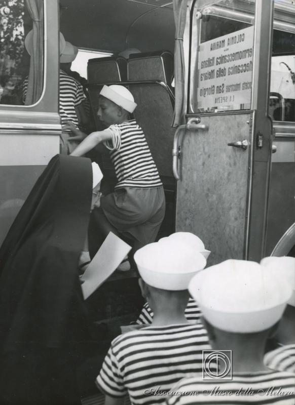 Bambini che salgono sulla corriera