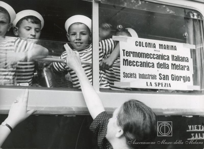 Bambini sulla corriera salutano le madri