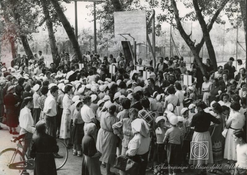 Folla di bambini e genitori