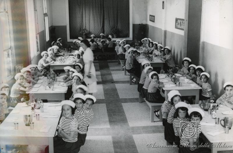 Bambine a pranzo in refettorio