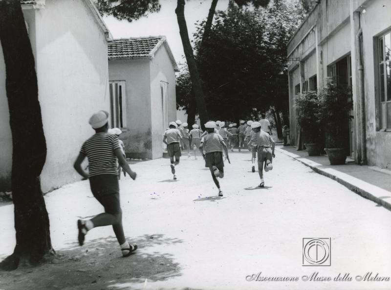 Bambini che corrono durante un gioco