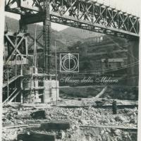 Pila e travata in riparazione con case sullo sfondo