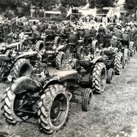 Trattori in esposizione e manifestanti