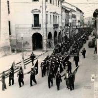 Due riprese dallo stesso punto dell'interminabile sfilata (1)