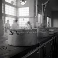 Pentole della cucina con cuochi sullo sfondo