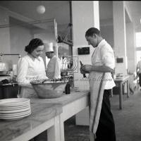 Addetti alla cucina della mensa al lavoro