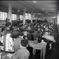 Operai a pranzo in sala mensa