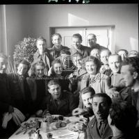 Ritratto di gruppo - Militari, operai e operaie