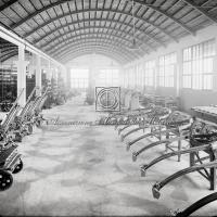 Interno di magazzino con pezzi di artiglieria