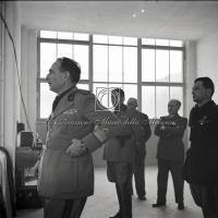 Gerarca impegnato nel discorso con autorità al seguito (3)