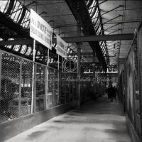 Tabella con indicazioni sui percorsi di sfollamento dentro capannone