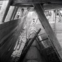 Bunker di stabilimento in costruzione con operai sullo sfondo