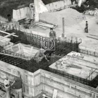 Cantiere di ricostruzione con tecnici e operai (3)