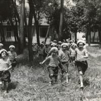 Bambine che corrono sul prato